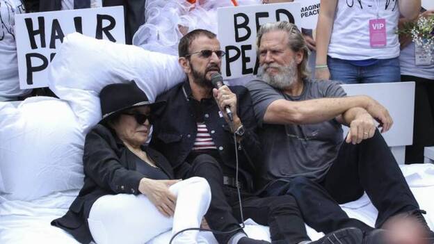 Yoko Ono recrea la cama de la paz con Ringo Starr y Jeff Bridges en Nueva York