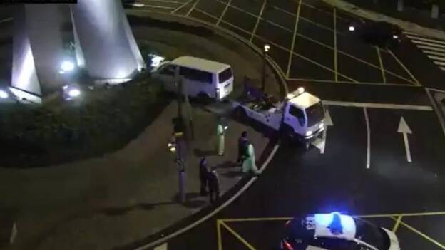 Pierde el control de su coche y lo deja empotrado en la rotonda de Torre Las Palmas