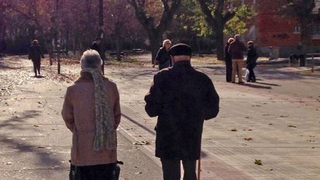 Dos ancianos pierden la casa y duermen en el parque