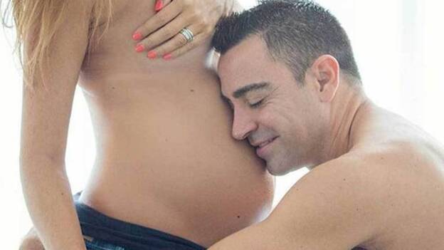 Xavi y su esposa anuncian la llegada de su segundo hijo con una espectacular foto