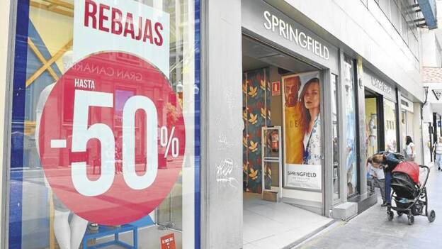 La caída de las ventas pone en «alerta» a los comercios canarios