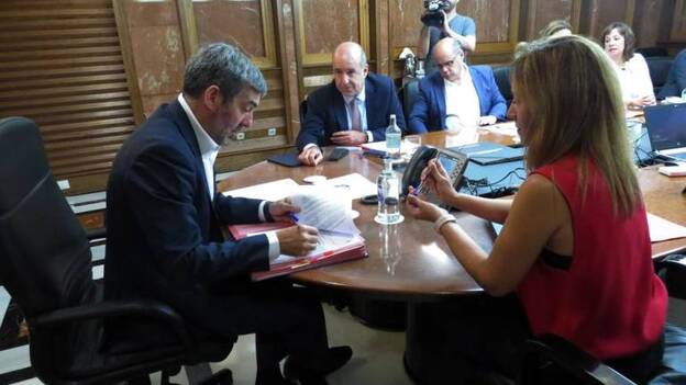 El Gobierno abre otro frente con Fomento por los viajes más caros