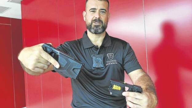 Un canario, máster en pistolas eléctricas