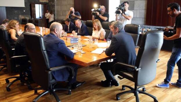 Lluvia de críticas a Sánchez por haber ninguneado a Clavijo