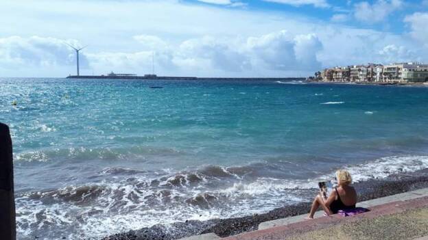 El viento y las nubes se asoman por el sureste