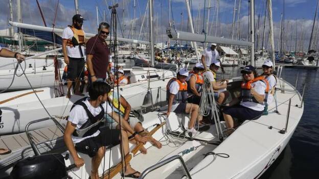 Varios jóvenes con discapacidad navegan por aguas arrecifeñas