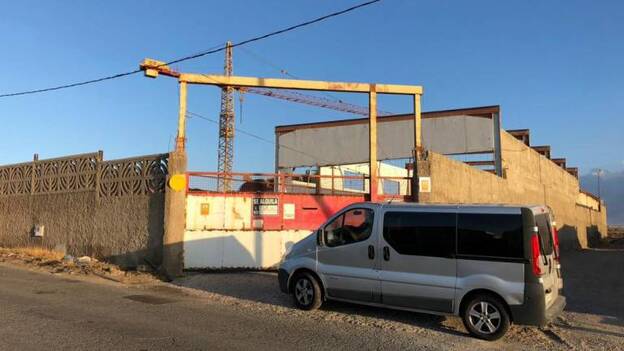 Fuego en una nave cerca del aeropuerto