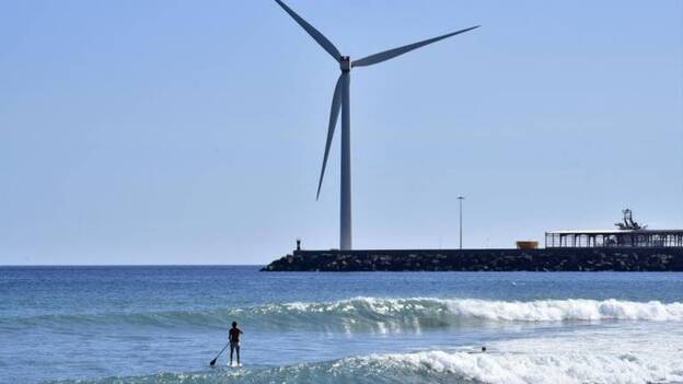 Grave tras caerse en el muelle de Arinaga