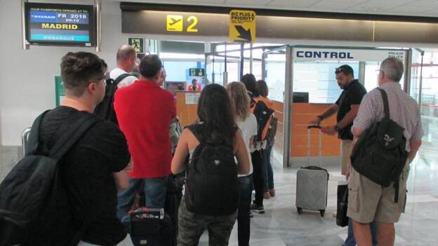 Ryanair salva los vuelos tardíos con Madrid