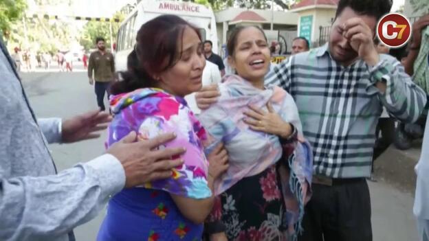 Decenas de muertos tras arrollar un tren a una multitud en India