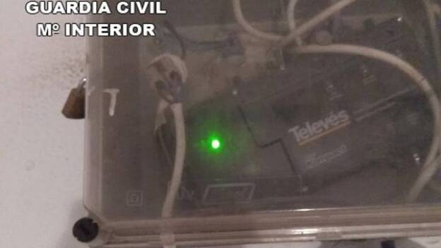 Investigado por conectar su vivienda al cuadro eléctrico de la comunidad