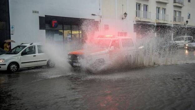 Cerradas al tráfico varias carreteras de Lanzarote por la lluvia