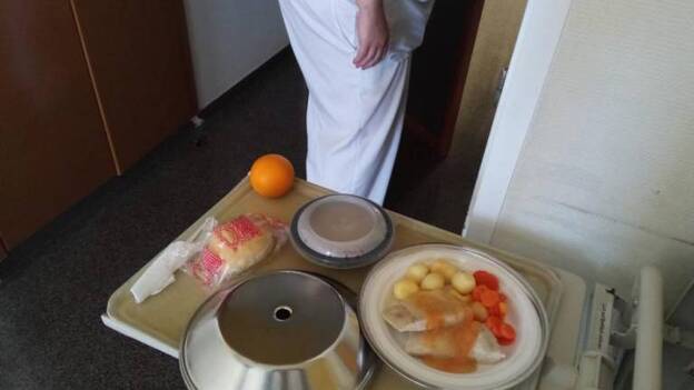 Un paciente recoge firmas contra la comida del Negrín