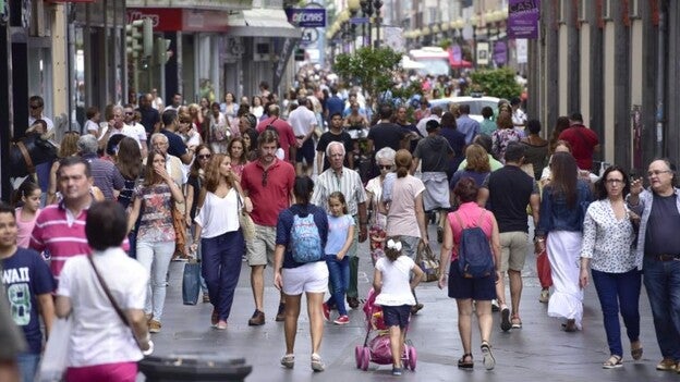 Amenazó a los viandantes con unas tijeras