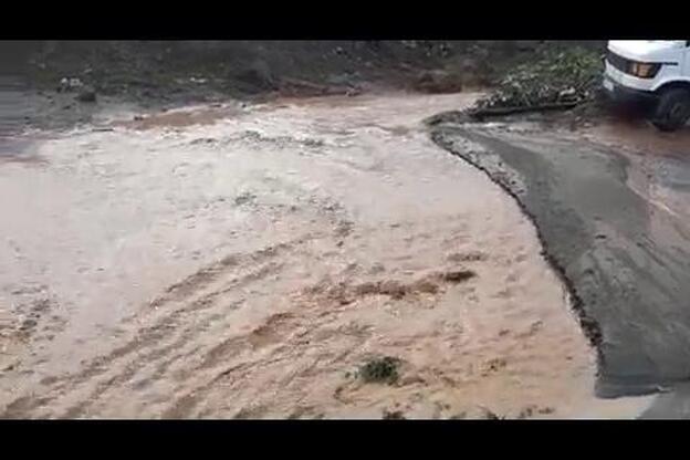 La lluvia corre por el barranco de Ojos de Garza