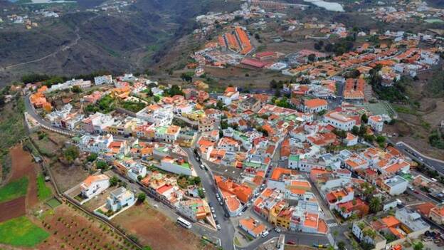 Herido un conductor al precipitarse por una ladera en Firgas
