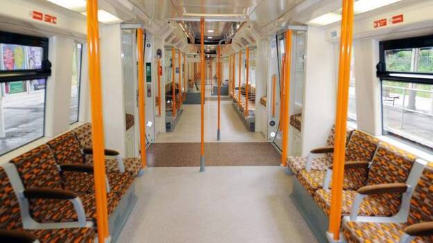 La golpea por hablar español en el metro