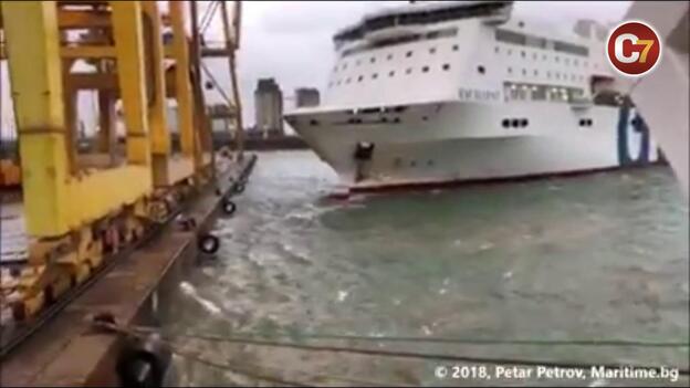 Un ferry choca contra una grúa en el Puerto de Barcelona