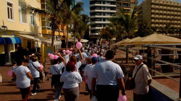 La asociación del cáncer de mama anima a participar en la marea rosa del domingo
