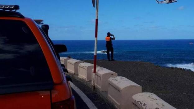 El helicóptero recupera un cadáver cerca de Taganana