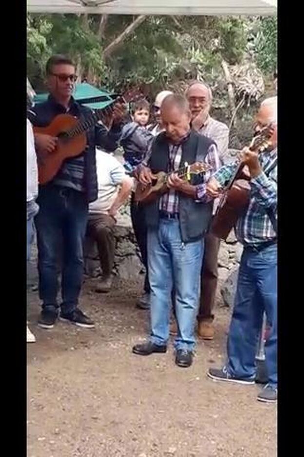 Adolfo Santana da la bienvenida al paraje que contribuyó a proteger