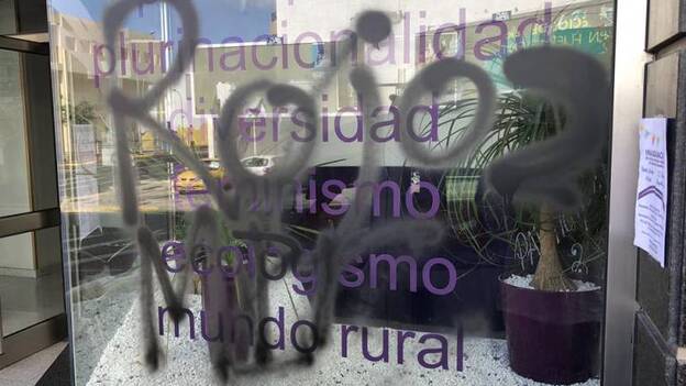Podemos condena el acto vandálico «fascista» a su oficina en la capital