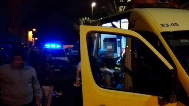 Heridos dos jóvenes tras caer de una barandilla