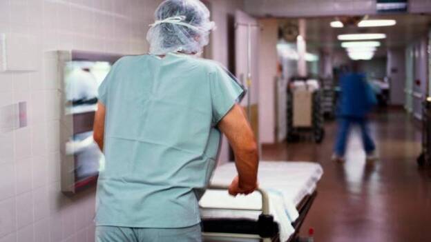 Celadores, pinches y auxiliares piden la jubilación anticipada