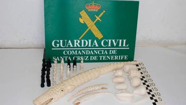 Un ajedrez de marfil de elefante e hipopótamo