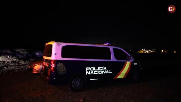 Rescatan una patera con 17 personas en el Castillo del Romeral