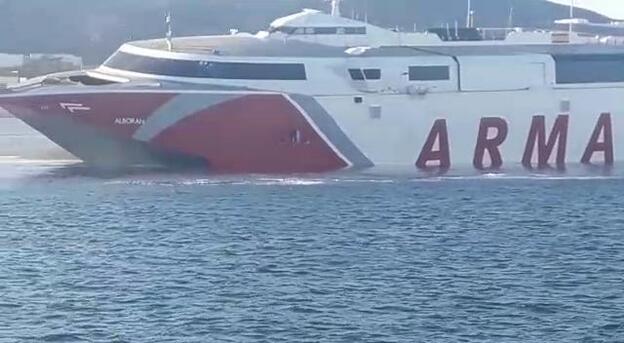 Tres personas caen al mar tras un choque entre el ferry Alborán y una embarcación