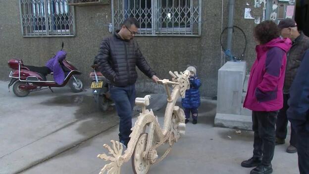 Un chino fabrica una bicicleta hecha de palitos de helado