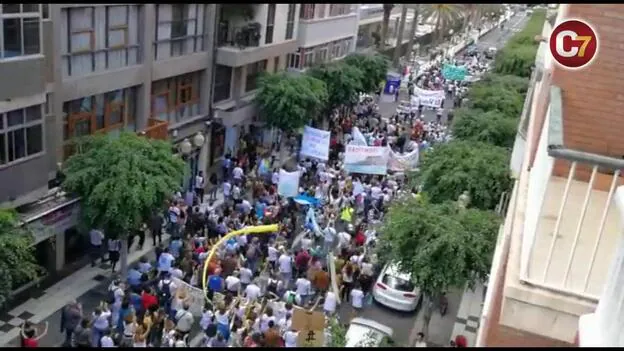 Cerca de 10.000 personas se manifiestan contra el Macromuelle de Agaete