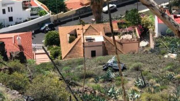 Fallece un varón al caer con su coche por una ladera en Tenerife
