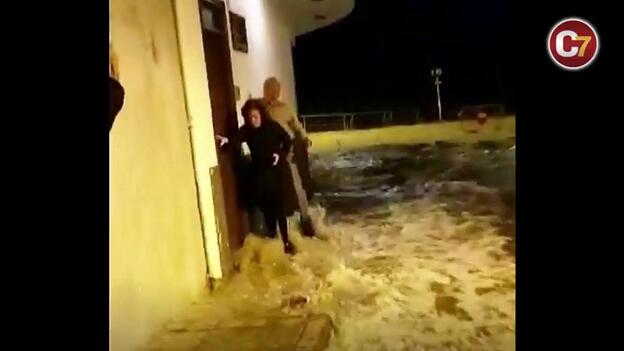 65 viviendas desalojadas en Tenerife por el oleaje