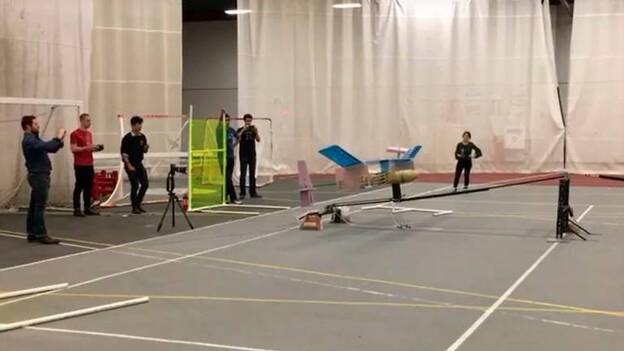 El primer avión sin hélices ni combustible levanta el vuelo