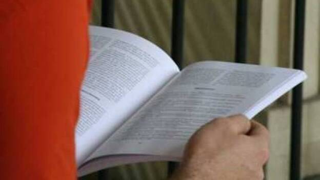 Más de mil presos se han matriculado en la UNED, con Derecho a la cabeza