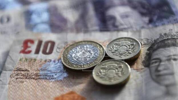 La libra sube frente al dólar y euro tras el anuncio de acuerdo del "brexit"