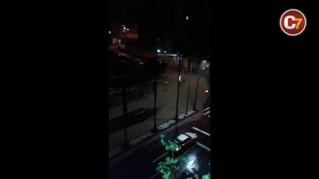 Cerrada la calle Habana por barro y piedras