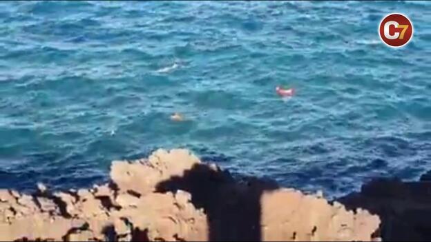 Se lanza al mar con un coche en Arinaga