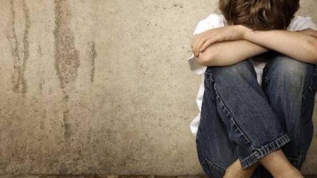 Le obliga a tener sexo con su madrastra para ‘curar’ su homosexualidad