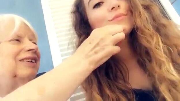 Una abuela con alzheimer, toca a su nieta para no olvidarla