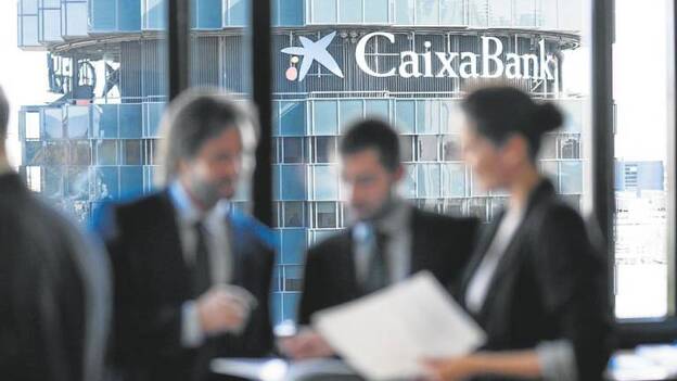 CaixaBank cerrará 820 oficinas urbanas en 3 años