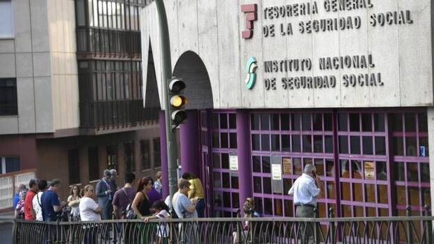 El atasco de la Seguridad Social se salda con un cese