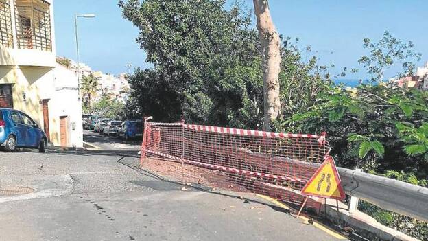 «Peligro» por un talud en San Roque