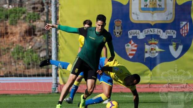 Partidillo del primer equipo con un combinado de la base