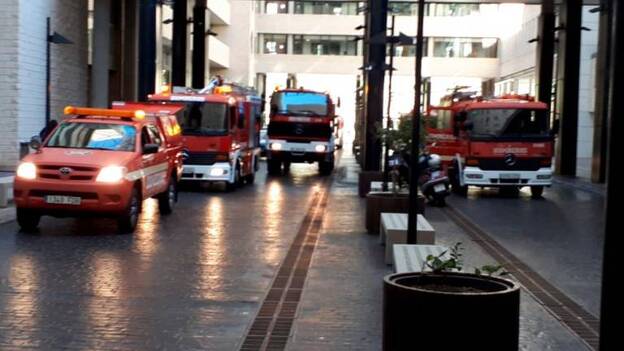 Incendio de un coche en el aparcamiento del hospital Doctor Negrín