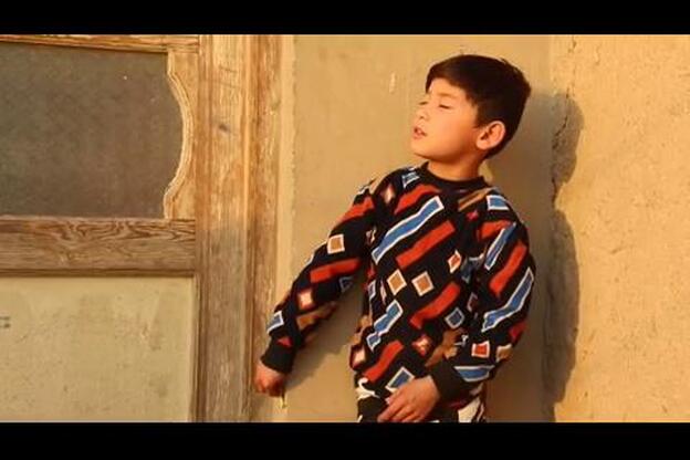 La guerra echa de casa al niño afgano famoso por su camiseta de Messi