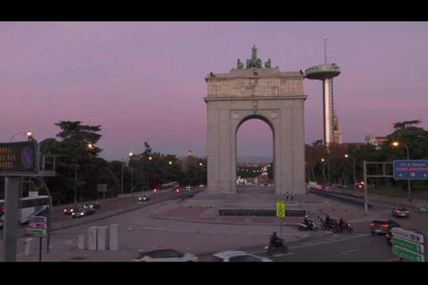 Greenpeace exige a Sánchez el fin de la venta de armas con un cartel gigante