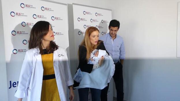 Beatriz Trapote y Víctor Janeiro presentan a su pequeño Oliver